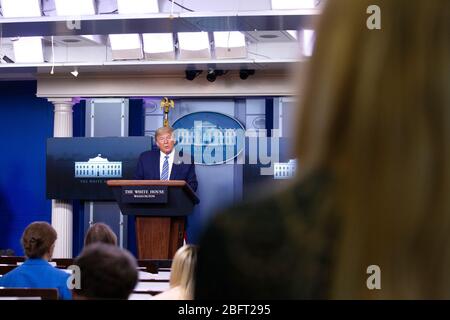 Il presidente degli Stati Uniti Donald J. Trump, Unito dal vicepresidente degli Stati Uniti Mike Pence, prende una domanda da un reporter dell'OAN (One America News) durante una conferenza stampa nella sala stampa di James S. Brady alla Casa Bianca di Washington, DC, Stati Uniti, domenica 19 aprile 2020. Il relatore della Camera dei rappresentanti degli Stati Uniti Nancy Pelosi (democratico della California) ha dichiarato che i legislatori sono vicini ad un accordo con il Segretario del Tesoro degli Stati Uniti Steven T. Mnuchin riguardo ad una seconda tornata di prestiti per piccole imprese per le imprese colpite da Coronavirus. Credito: Stefani Reynolds Foto Stock