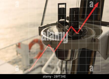 Concetto di crescita nell'industria marina con grafica in aumento. Bussola magnetica Foto Stock