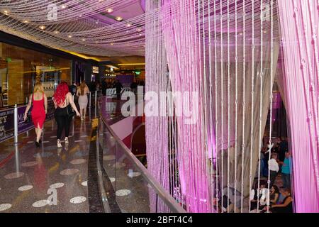 Las Vegas NV, USA 09-30-18 bellissime tende di cristallo al bar del lampadario Cosmopolitan Hotel di las vegas Foto Stock