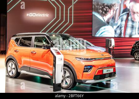 Bruxelles, Belgio, 09 gennaio 2020: Rosso metallizzato, Kia e-Soul EV, nuova produzione al Salone di Bruxelles, terza generazione, SK3, prodotto da Kia Motor Foto Stock