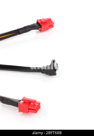 Cavi di collegamento del computer isolati su bianco Foto Stock