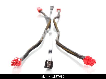 Cavi di collegamento del computer isolati su bianco Foto Stock
