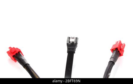 Cavi di collegamento del computer isolati su bianco Foto Stock