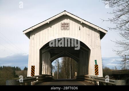 Vista dello storico ponte coperto in legno di Gilkey su Thomas Creek nella Linn County, Oregon Foto Stock