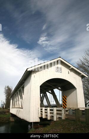 Vista dello storico ponte coperto in legno di Gilkey su Thomas Creek nella Linn County, Oregon Foto Stock