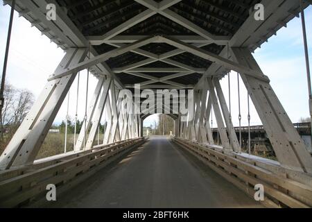 Vista dello storico ponte coperto in legno di Gilkey su Thomas Creek nella Linn County, Oregon Foto Stock