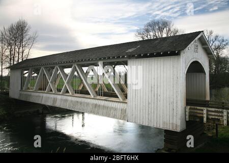 Vista dello storico ponte coperto in legno di Gilkey su Thomas Creek nella Linn County, Oregon Foto Stock