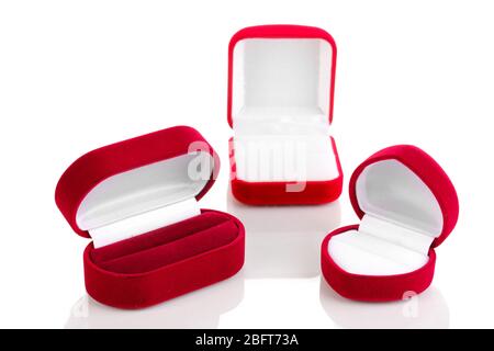 Scatole di gioielli rosse isolate su bianco Foto Stock