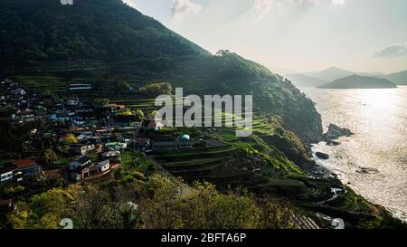 Gacheon Village, Corea del Sud - 18 APRILE 2020: Namhae è una bellissima zona costiera della Corea lungo la costa meridionale. Il Gacheon Village è famoso per questo Foto Stock