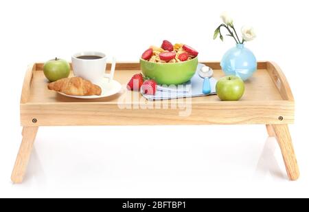Colazione Leggera sul vassoio in legno isolato su bianco Foto Stock