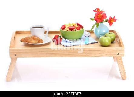 Colazione Leggera sul vassoio in legno isolato su bianco Foto Stock