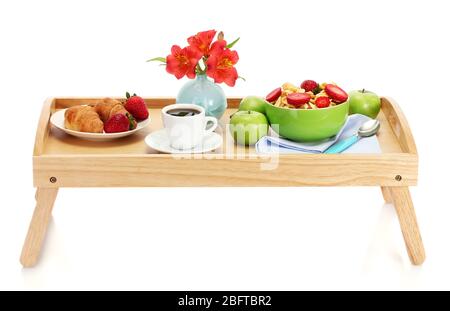 Colazione Leggera sul vassoio in legno isolato su bianco Foto Stock