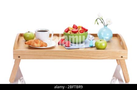 Colazione Leggera sul vassoio in legno isolato su bianco Foto Stock