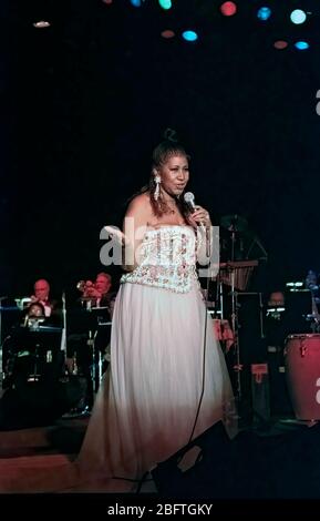 Washington DC., USA, 23 settembre 1992 la 'Regina dell'anima' Aretha Franklin wows la folla al Comitato della Campagna Senatoriale Democratica cena in autunno nella Grande Sala da ballo del Washington Hilton Hotel Credit: Mark Reinstein/MediaPunch Foto Stock