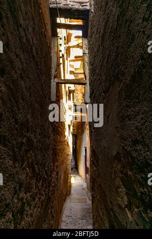 Strada stretta e stretta nella Medina di Fez Marocco Foto Stock
