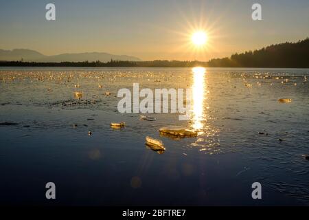 Piccoli carri di ghiaccio sul lago ghiacciato in inverno, Kirchsee vicino Sachsenkam, alta Baviera, Germania Foto Stock