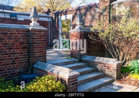 Un passaggio pedonale in un giardino con scalini a Mellon Park, un parco di proprietà e gestito dalla città, Pittsburgh, Pennsylvania, Stati Uniti Foto Stock