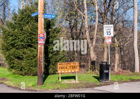 Un cartello in legno Welcome to Frick Park nel quartiere di Regent Square, Pittsburgh, Pennsylvania, USA Foto Stock