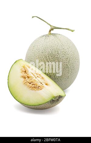 Melone biologico giapponese a nido d'ape e mezzo su sfondo bianco isolato con percorso di ritaglio. Melone di cantaloup verde maturo ha sapore dolce e succoso per Foto Stock