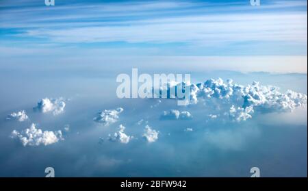 Nuvole di sopra Foto Stock