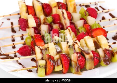 Frutta e frutti misti su spiedini con primo piano cioccolato Foto Stock