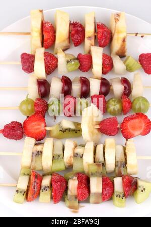 Frutta mista e bacche su spiedini primo piano Foto Stock