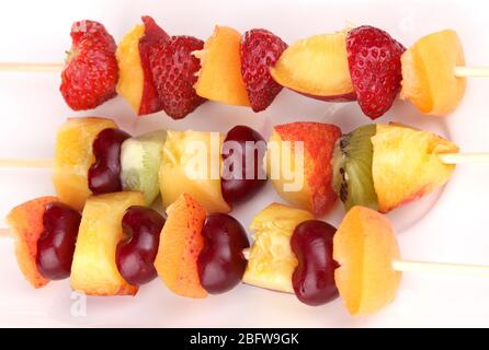 Frutta mista e bacche su spiedini primo piano Foto Stock