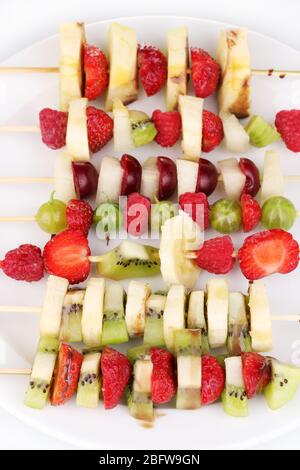 Frutta mista e bacche su spiedini primo piano Foto Stock