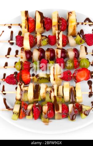 Frutta e frutti misti su spiedini con primo piano cioccolato Foto Stock