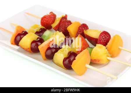 Frutta mista e bacche su spiedini isolati su bianco Foto Stock