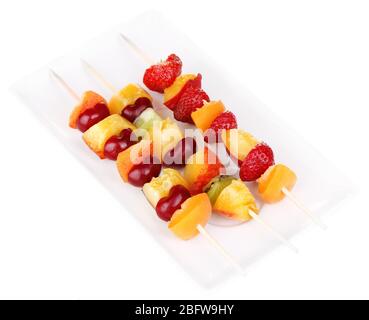 Frutta mista e bacche su spiedini isolati su bianco Foto Stock