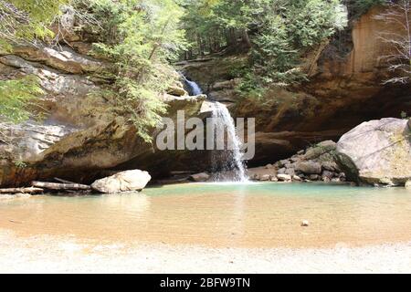 Old Man caverna sentiero e cascata in Ohio state, natura verde paesaggio e alberi verdi legno ponte sospeso, canale d'acqua Foto Stock