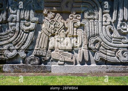 Incisione di pietra sul lato della Piramide del serpente pirumato a Xochicalco, Morelos, Messico. Foto Stock