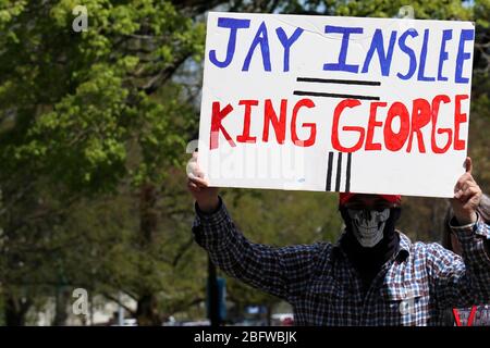 Olympia, Stati Uniti. 20 aprile 2017. Un uomo ha un cartello che confronta Jay Inslee, governatore dello stato di Washington con George III del Regno Unito durante una protesta.quasi tremila manifestanti hanno preso parte a una dimostrazione nella capitale chiedendo la fine del blocco della salute pubblica di Washington. La manifestazione è stata una delle più grandi proteste scoppiate negli Stati Uniti negli ultimi giorni. Credit: Toby Scott/SOPA Images/ZUMA Wire/Alamy Live News Foto Stock