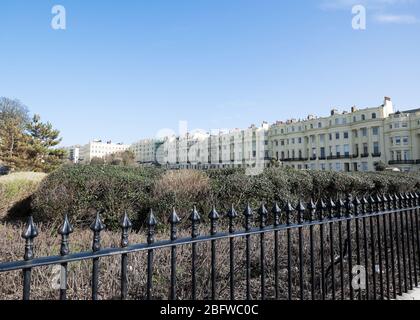 Brighton, Sussex, Regno Unito - 9 marzo 2020: Vista su Brunswick Square terrazzati appartamenti e giardini dell'epoca reggenza a Hove Foto Stock