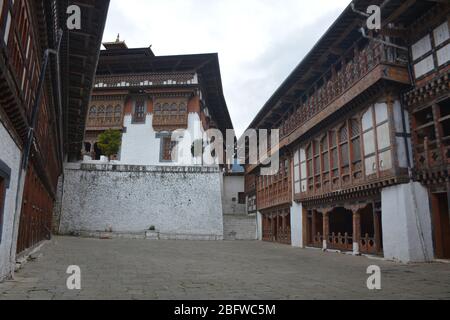 Trongsa Dzong risale al 1543 ed è il più grande dzong in Bhutan. Foto Stock