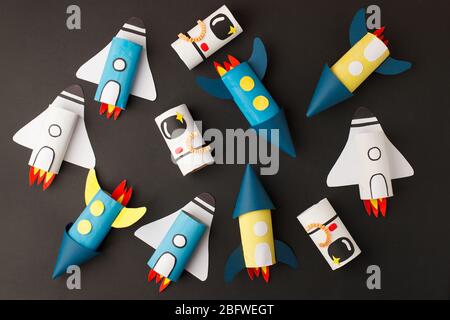 Scuola di artigianato asilo, astronauta su sfondo nero con spazio per testi. Party concept artigianale, fai da te, creativo i Foto Stock