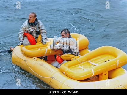 Gli astronauti Charles Conrad Jr. (sinistra) e Richard F. Gordon Jr. (a destra), il primo equipaggio per la Gemini-11 volo spaziale, pratica acqua procedure egress nel Golfo del Messico Foto Stock