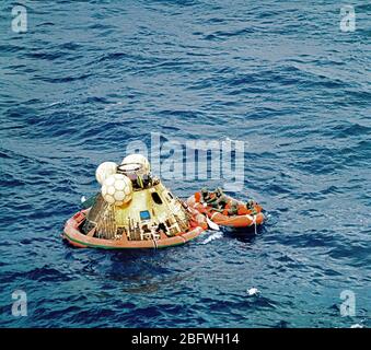 I tre Apollo 11 uomini di equipaggio attendono il prelievo da parte di un elicottero a bordo della USS Hornet, adescare il recupero della nave per la storica missione Apollo 11 atterraggio lunare di missione Foto Stock