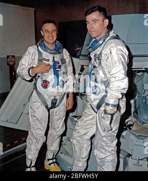 Il Gemini-Titan 3 primo equipaggio, astronauti Virgil I. Grissom (sinistra), il comando pilota, e John W. Young, pilota, sono mostrate durante la simulazione di volo attività di test Foto Stock