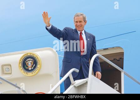 Il Presidente degli Stati Uniti George W. Bush onde addii come egli si prepara ad entrare in Air Force One, a Kirtland Air Force Base (AFB), Nuovo Messico (NM). Il presidente Bush ha visitato con personale Kirtland AFB, durante la conduzione di una sanità mentale Fund Raising viaggio a Albuquerque, NM. Foto Stock