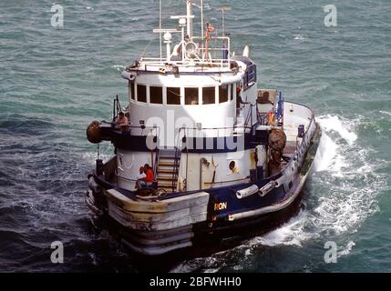 1994 - Mogadiscio, Somalia... 4 Feb 1994... UNOSOM II. Un rimorchiatore a traino da Houma, Louisiana, utilizzato per guidare i militari Sealift comando navi noleggiate di cielo Mediterraneo. Foto Stock