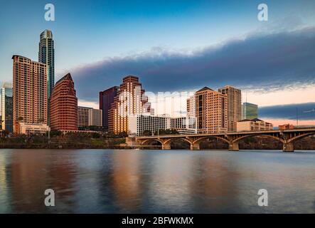 Gli alti alti alti alti alti alti del centro riflettono il tramonto e la luce dorata, vista sul Lady Bird Lake o sul Town Lake sul fiume Colorado ad Austin, Texas, Stati Uniti Foto Stock