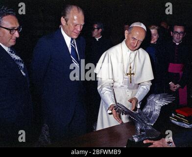 1975, 3 Giugno - Residenza pontificia, il Vaticano - Città del Vaticano (Roma, Italia) - Gerald Ford, Papa Paolo VI, Betty Ford, Henry Kissinger - guardando al silver eagle - Viaggio in Italia - La visita di Sua Santità il Papa Paolo VI Foto Stock