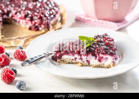 Dolce torta di frutti di bosco. Torta con mirtilli e lamponi sul piatto. Foto Stock