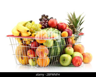 Assortimento di frutta esotica in basket di metallo isolato su bianco Foto Stock