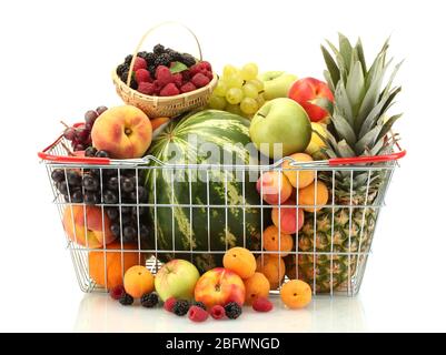 Assortimento di frutta esotica in basket di metallo isolato su bianco Foto Stock