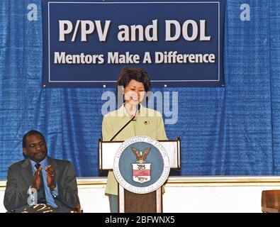 2002 - Il Segretario Elaine Chao visiti il tabernacolo del sud-est della chiesa battista Southeat in Washington, DC per il pubblico / privato Ventures Mentoring evento Foto Stock