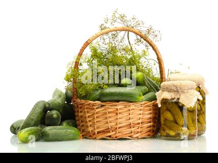 cetrioli freschi, sottaceti e aneto in basket isolati su bianco Foto Stock