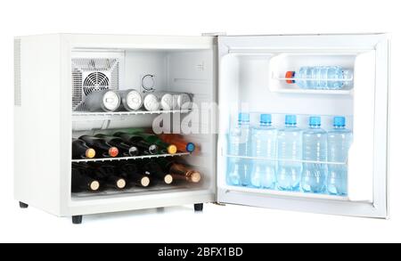 Mini frigo pieno di bottiglie di bevande alcoliche e acqua isolato su bianco Foto Stock